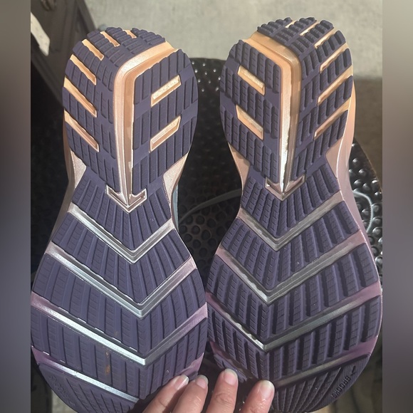 Brooks women’s running shoe size 9.5 - Picture 2 of 4